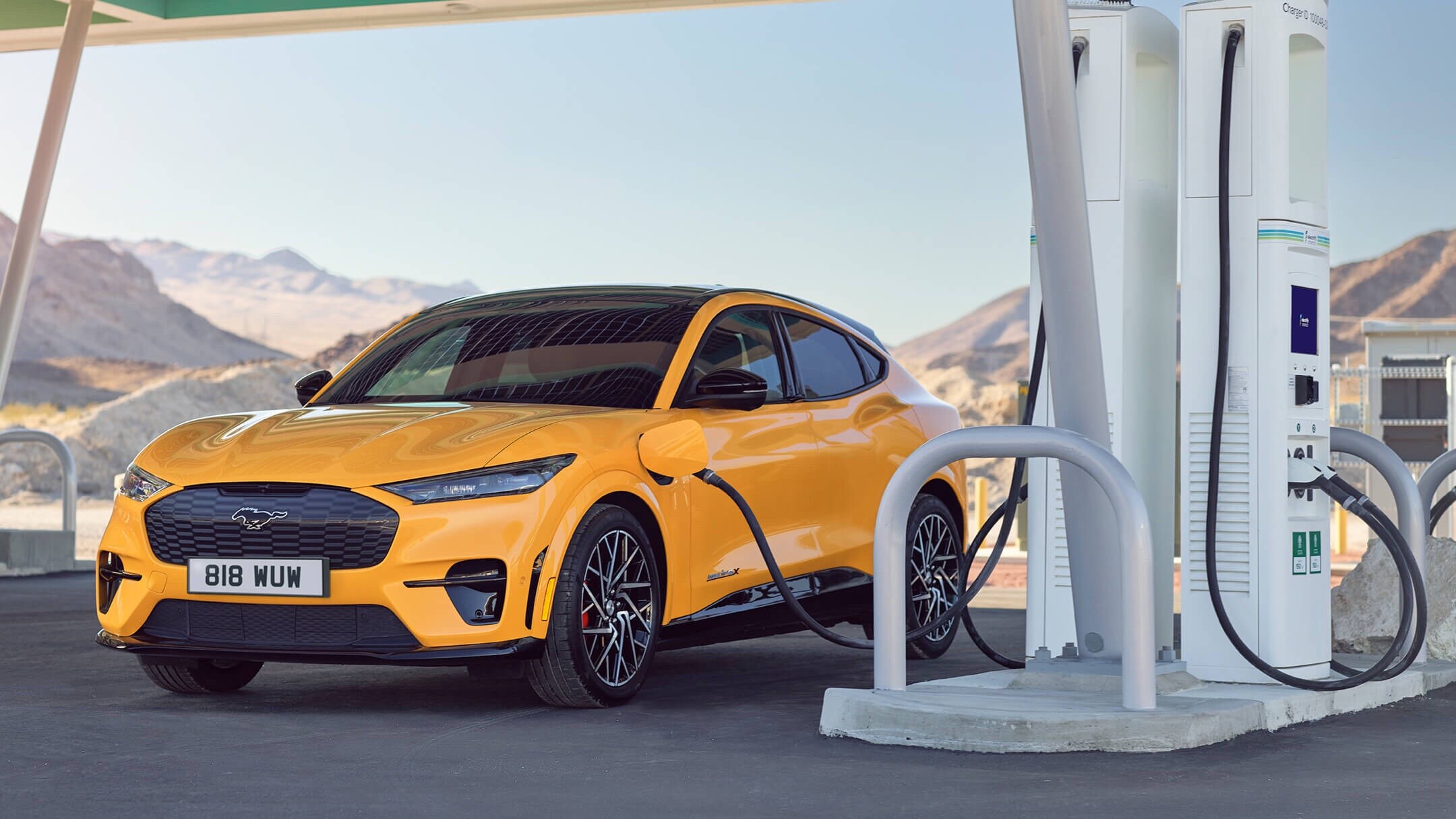 Ford Mustang Mach-E couleur jaune branchée à une station de recharge