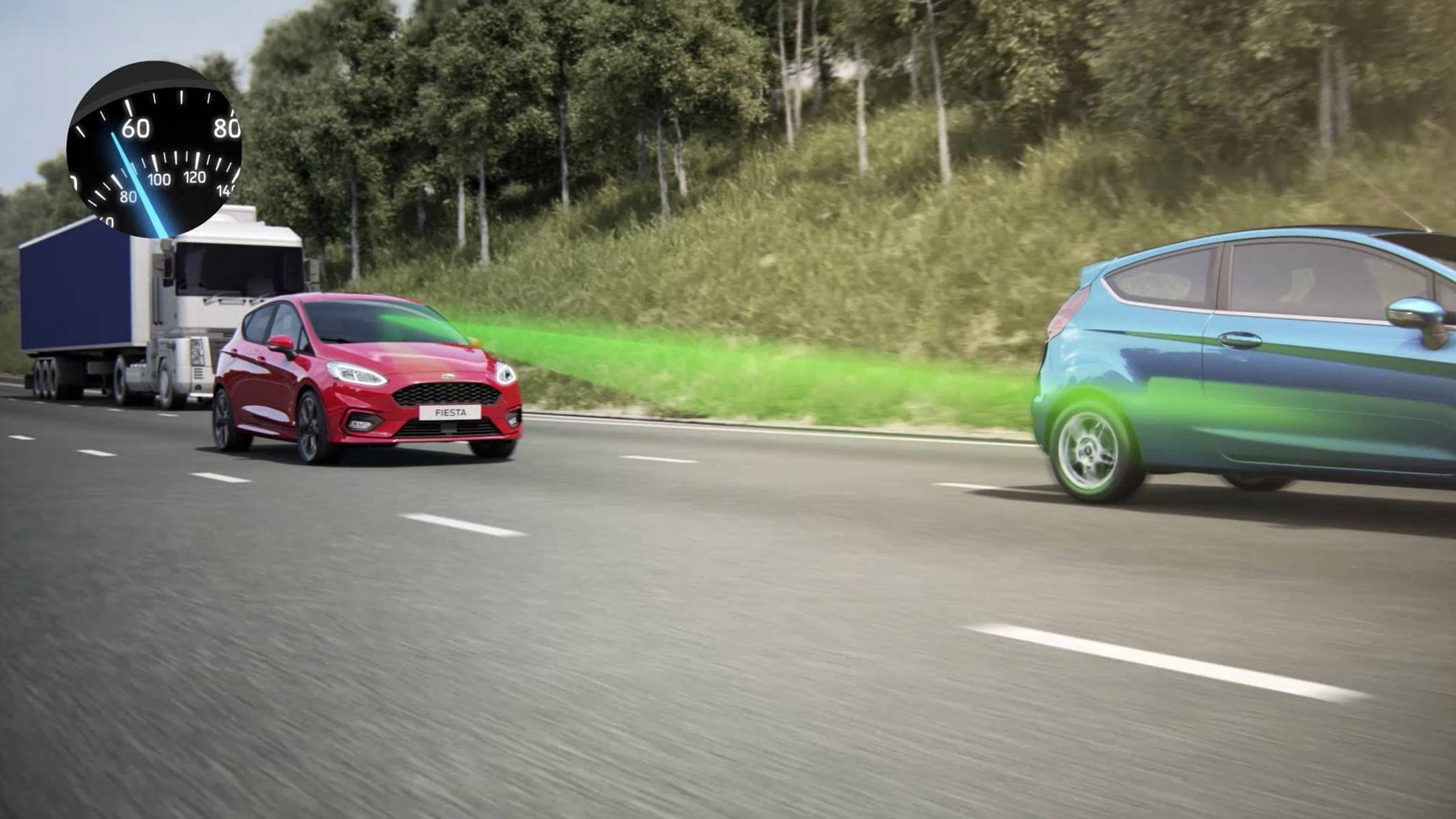 Ford Fiesta ST, une rouge et une verte roulant sur une route de campagne. Affichage du régulateur de vitesse adaptatif.