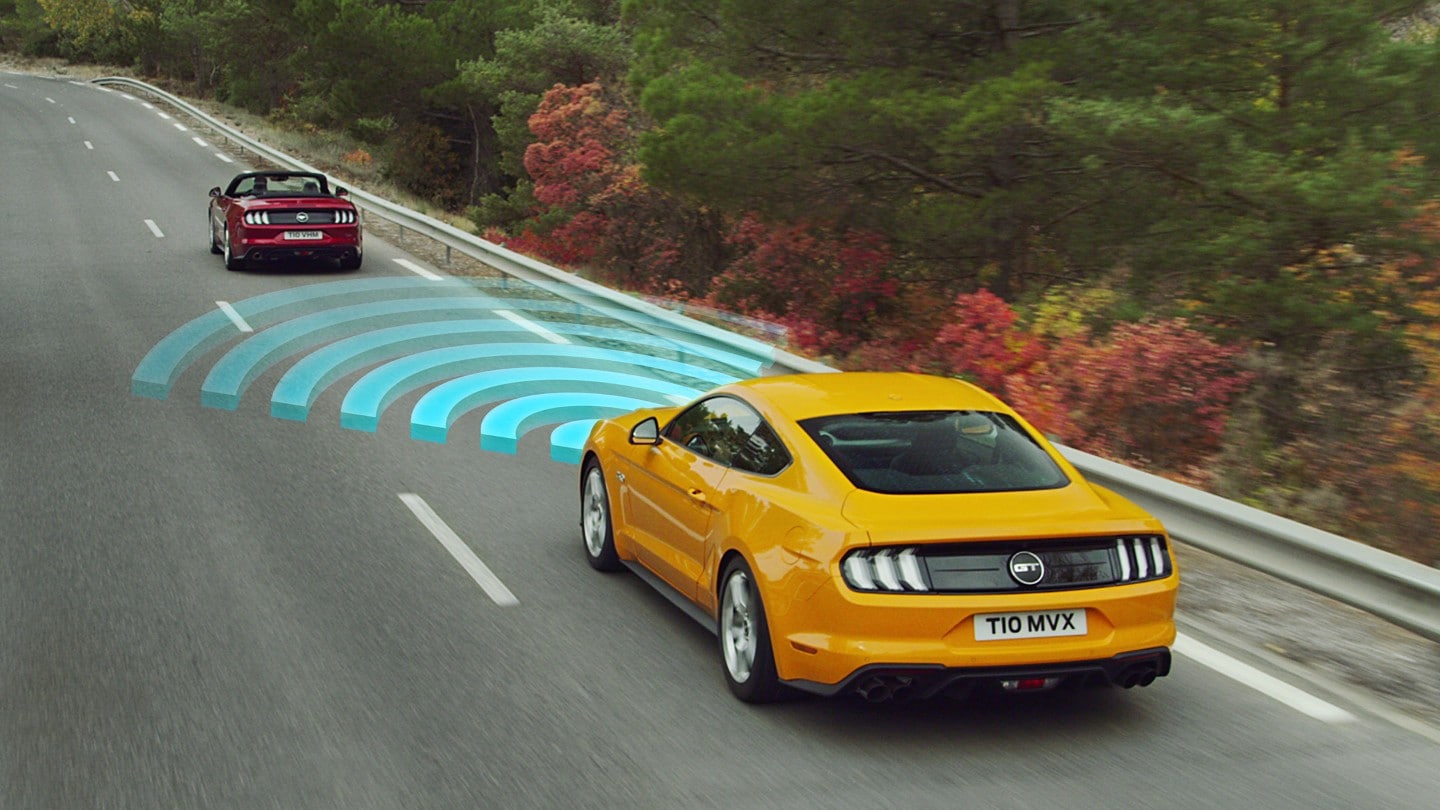 La Ford Mustang suivant une voiture.