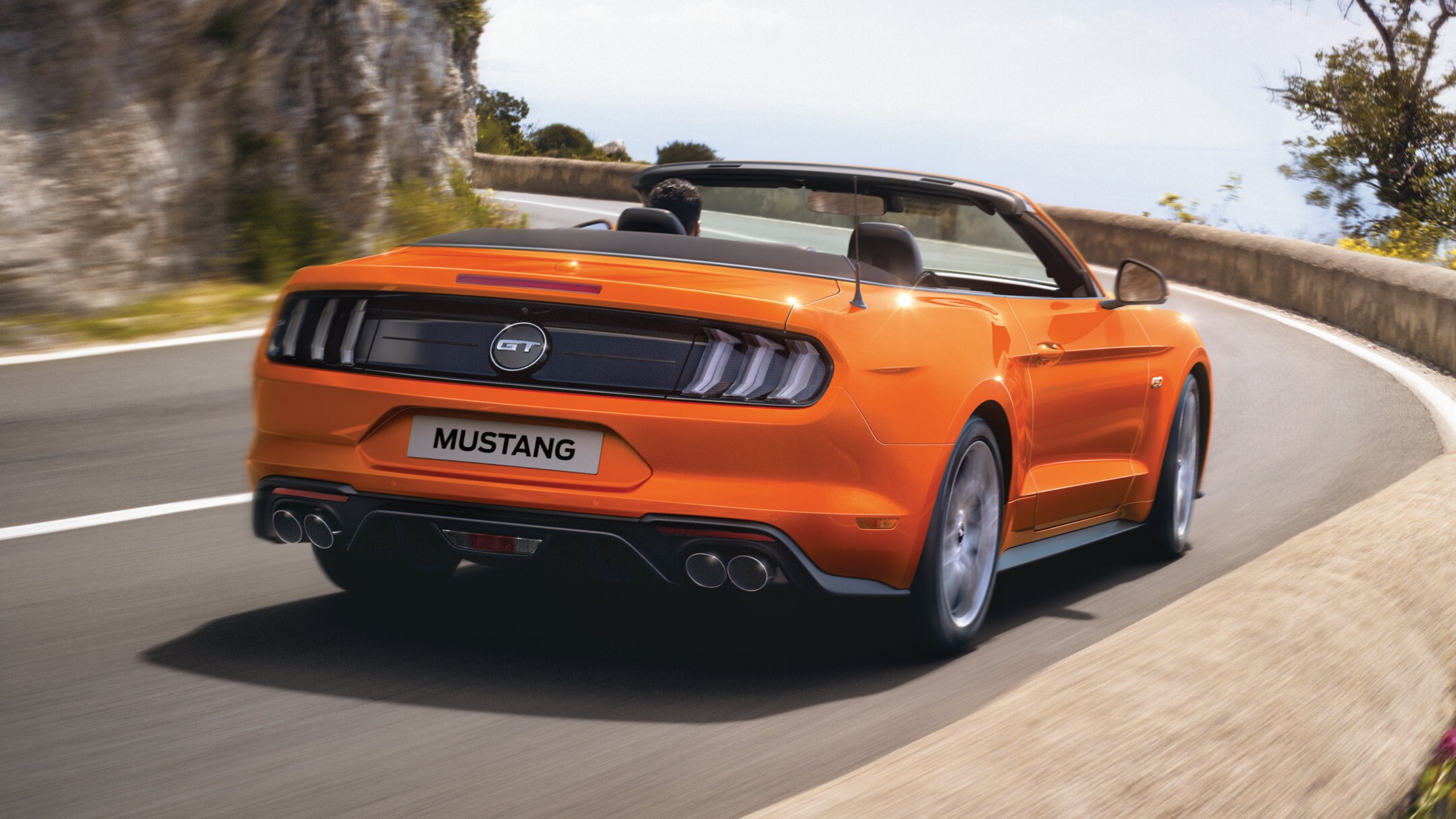 La Ford Mustang sur la route. 