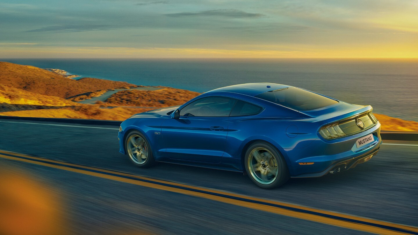 Vue latérale de la Ford Mustang. 