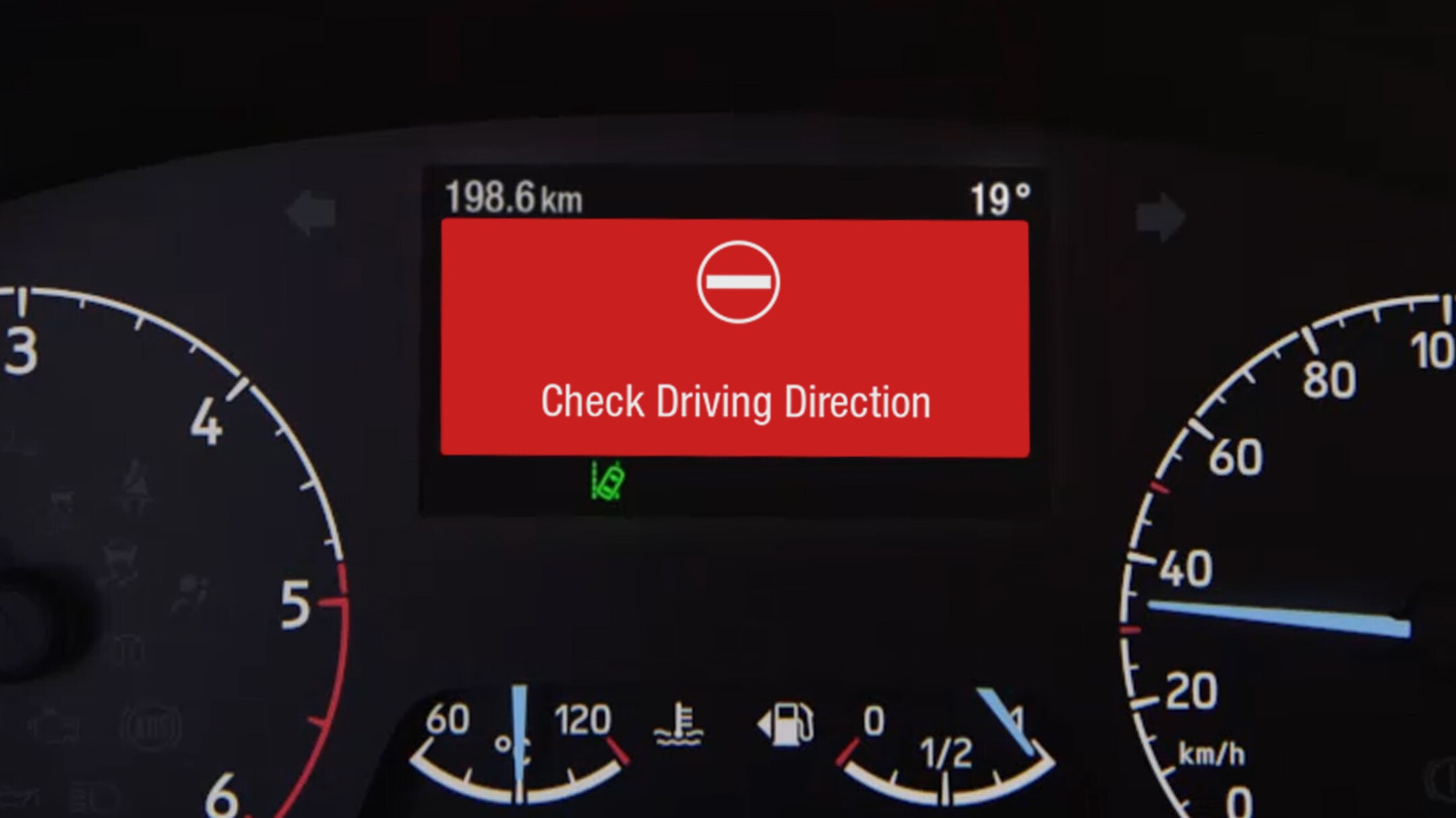 Vue de l’ordinateur de bord, système d’alerte de conduite à contresens en détail