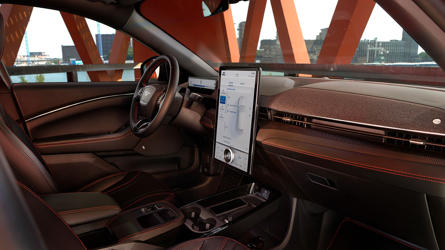 L’intérieur de la Ford Mustang Mach-E, avec son écran tactile SYNC 4 de 15.5 pouces et son équipement stylé.
