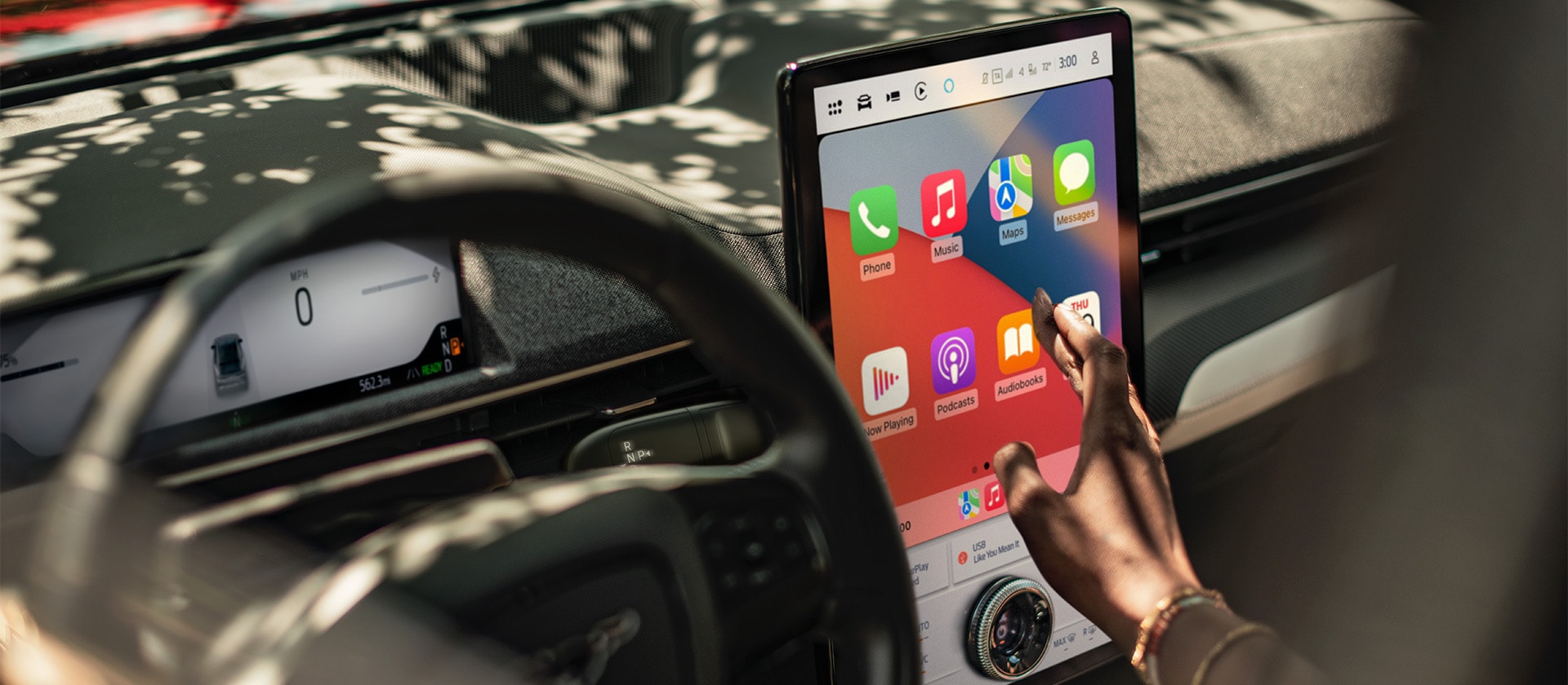 Conducteur d’une Ford Mustang Mach-E utilisant Apple CarPlay sur l’écran tactile SYNC 4 de 15.5 pouces.