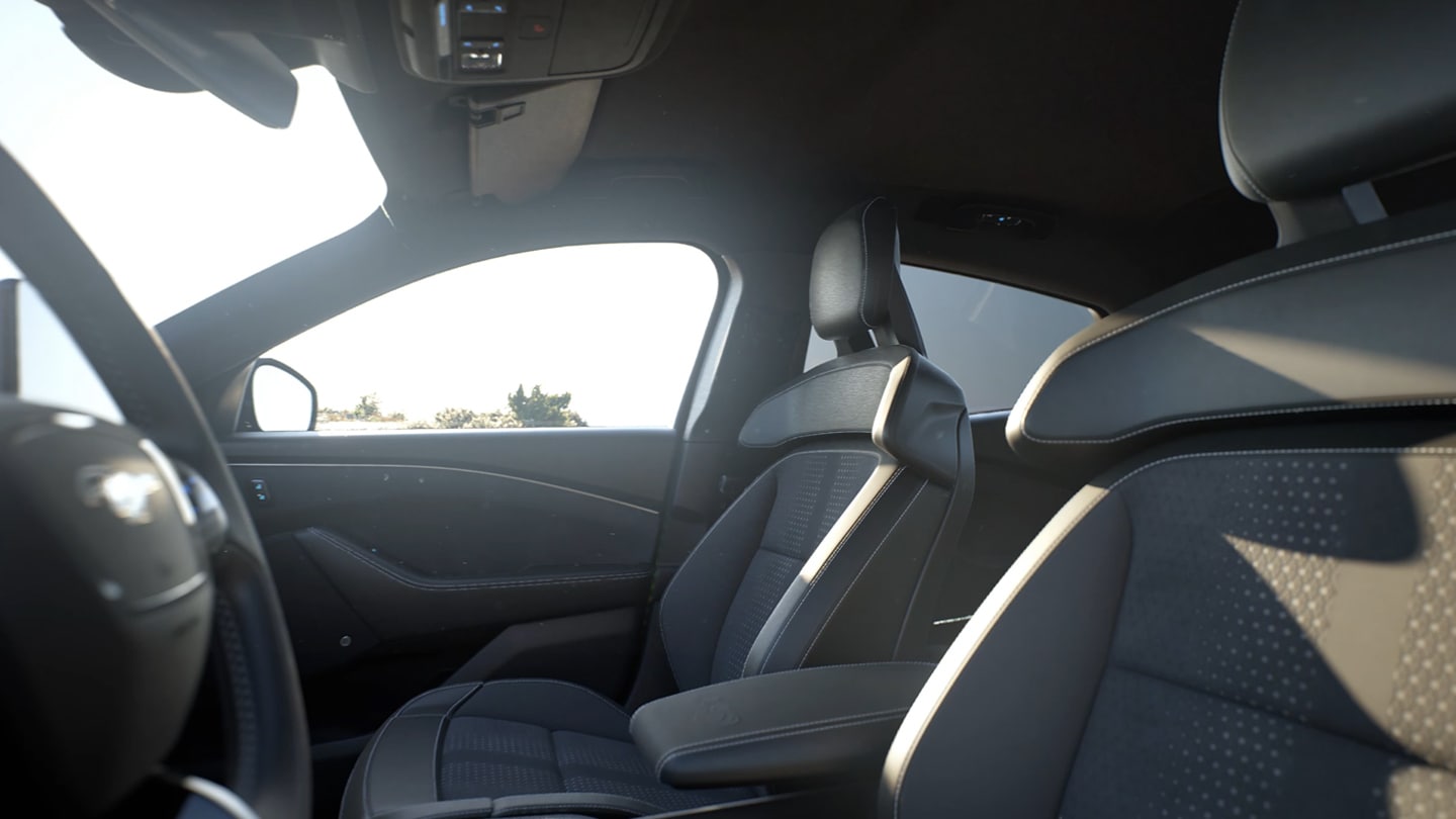 L’intérieur de la Ford Mustang Mach-E avec les deux sièges avant Ford Performance.