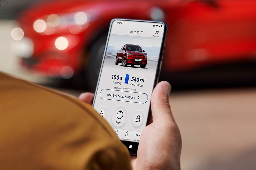 Une personne regardant l'application FordPass.