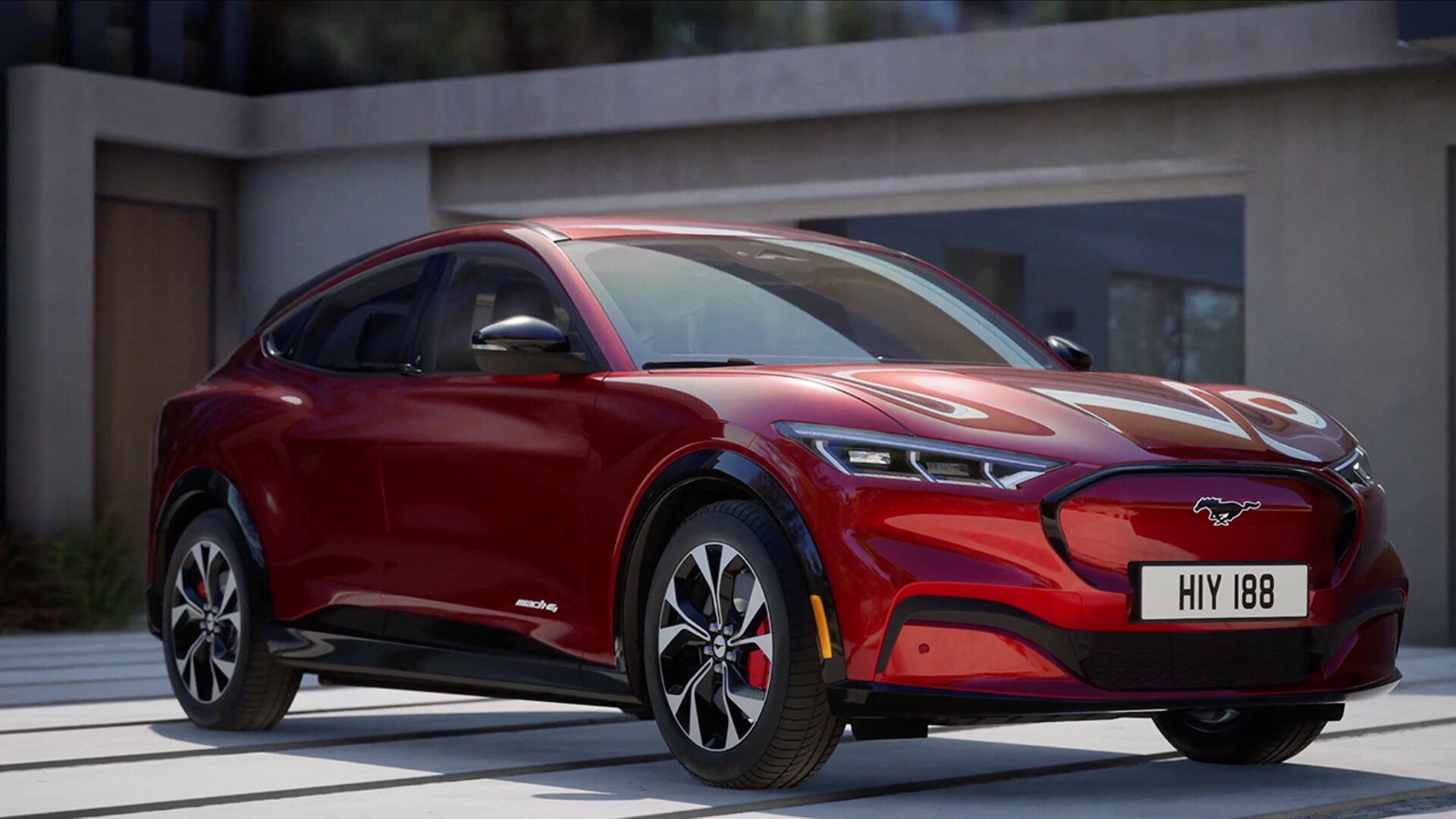 La toute nouvelle Mustang Mach-E se gare devant le bâtiment