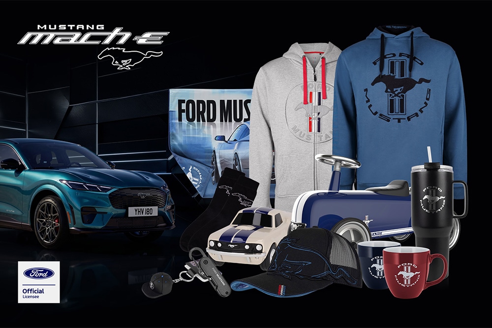 Articles lifestyle Ford Mustang Mach-E avec vêtements, accessoires et modèle réduit.