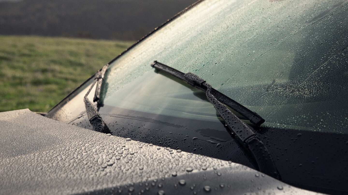 Ford Explorer Plug-In Hybrid gris. Vue détaillée des essuie-glaces à capteur de pluie