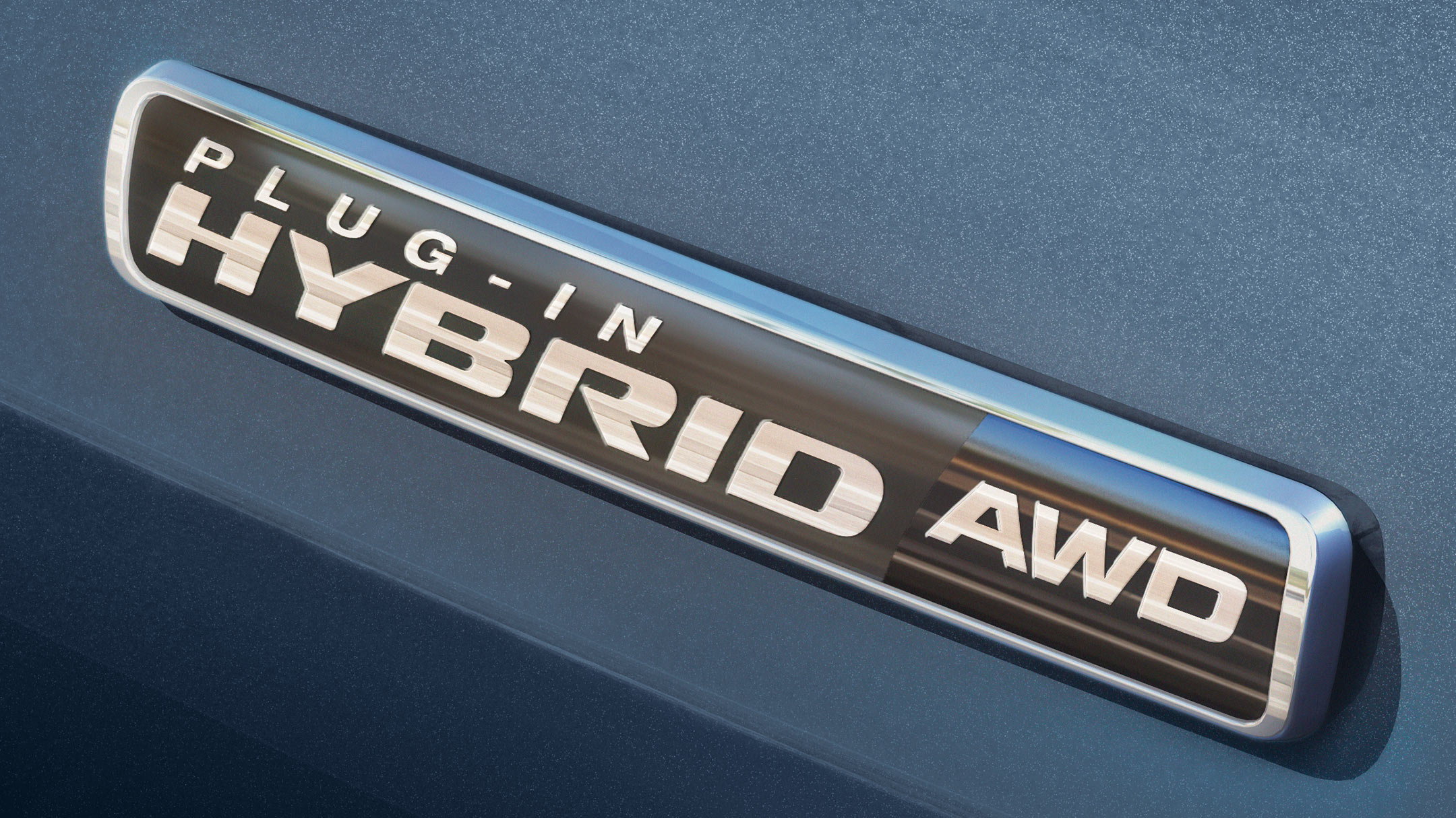 Ford Explorer Plug-In Hybrid bleu. Vue détaillée de l'inscription Plug-In Hybrid-AWD sur le hayon 