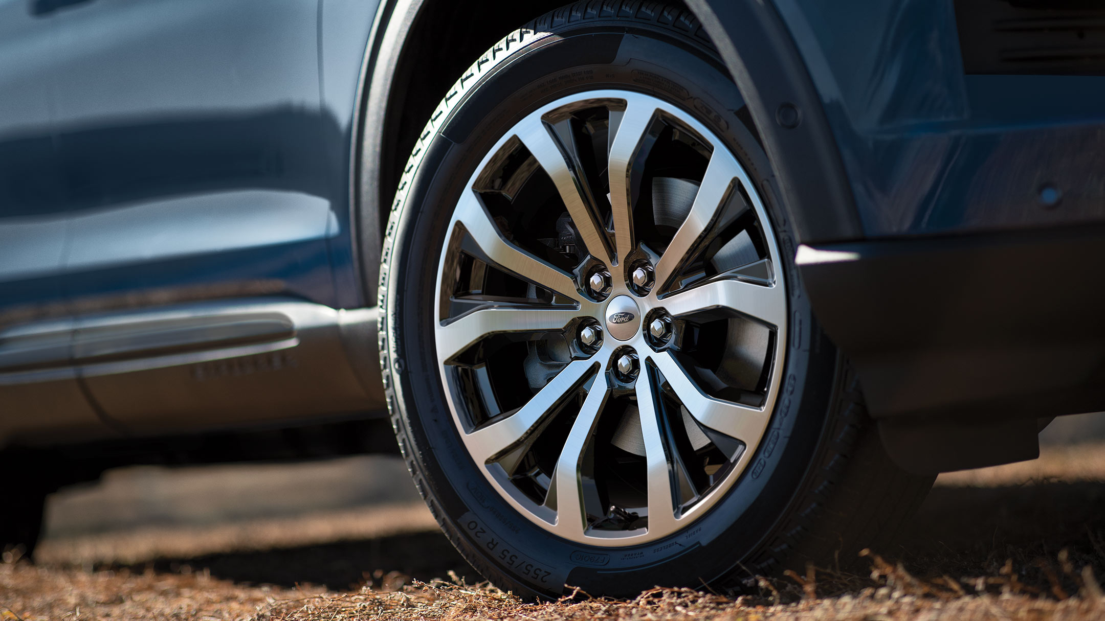 Ford Explorer Plug-In Hybrid couleur bleue. Vue détaillée des jantes en alliage léger