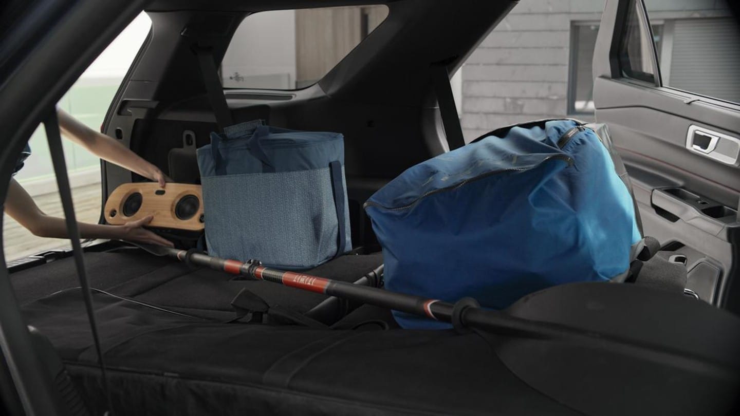 Ford Explorer Plug-In Hybrid. Vue détaillée de l'espace de chargement avec sièges rabattus