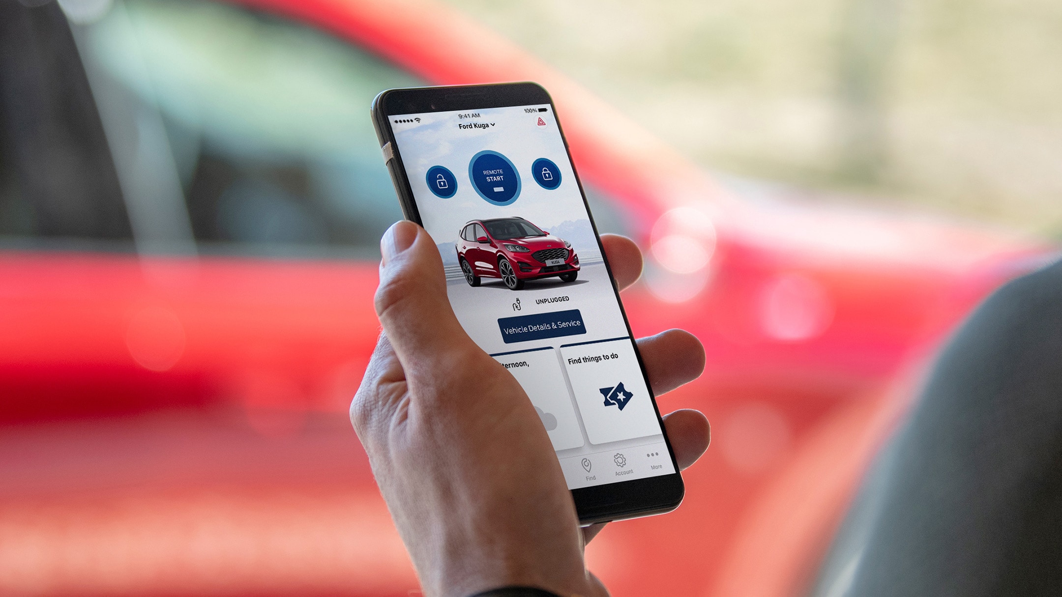 L’application FordPass sur un smartphone. Un Ford Kuga rouge en arrière-plan.