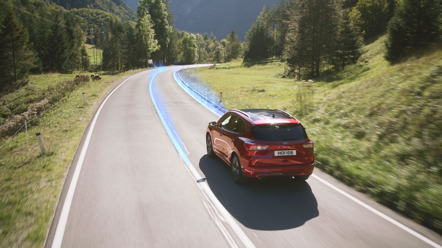 Le nouveau Ford Kuga fait la démonstration d'un système de maintien de la trajectoire.