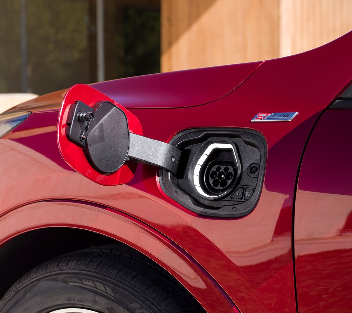 Ford Kuga Plug-in Hybrid couleur rouge. Gros plan sur la prise de chargement