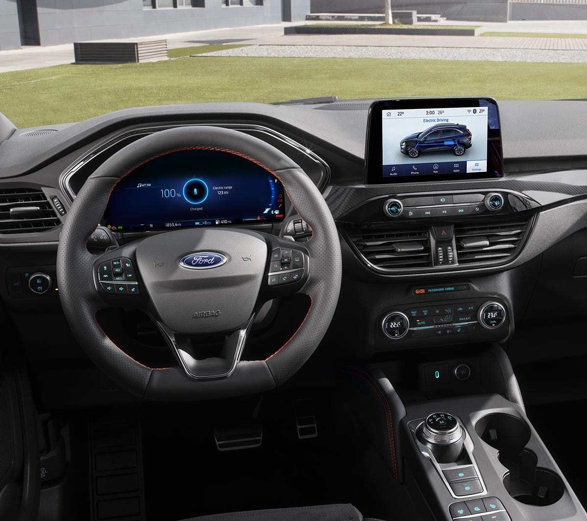 Cockpit du Ford Kuga avec tableau de bord numérique et écran tactile