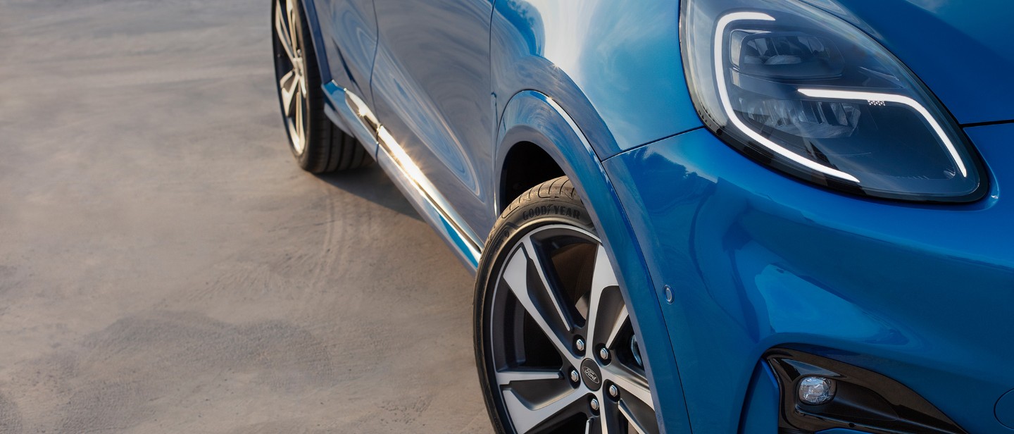 Ford Puma couleur bleue, vue de face aux trois quarts, vue détaillée des phares et des roues