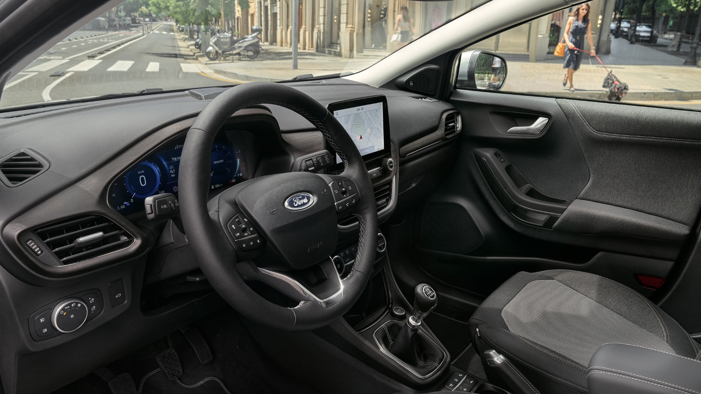 Ford Puma, habitacle, cockpit, avec volant, écran tactile et sièges avant