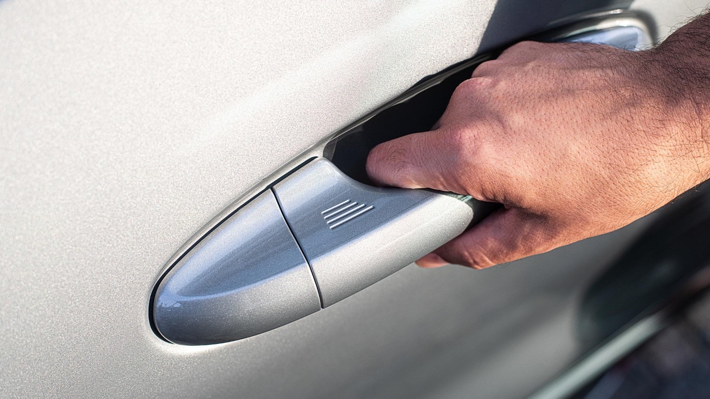 Ford Puma couleur grise. Vue détaillée d’une main sur une poignée de porte extérieure