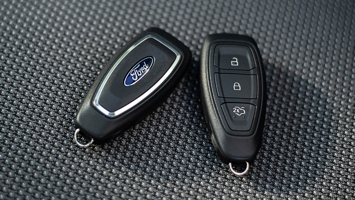 Ford Puma. Vue détaillée de deux clés de voiture sur un revêtement textile