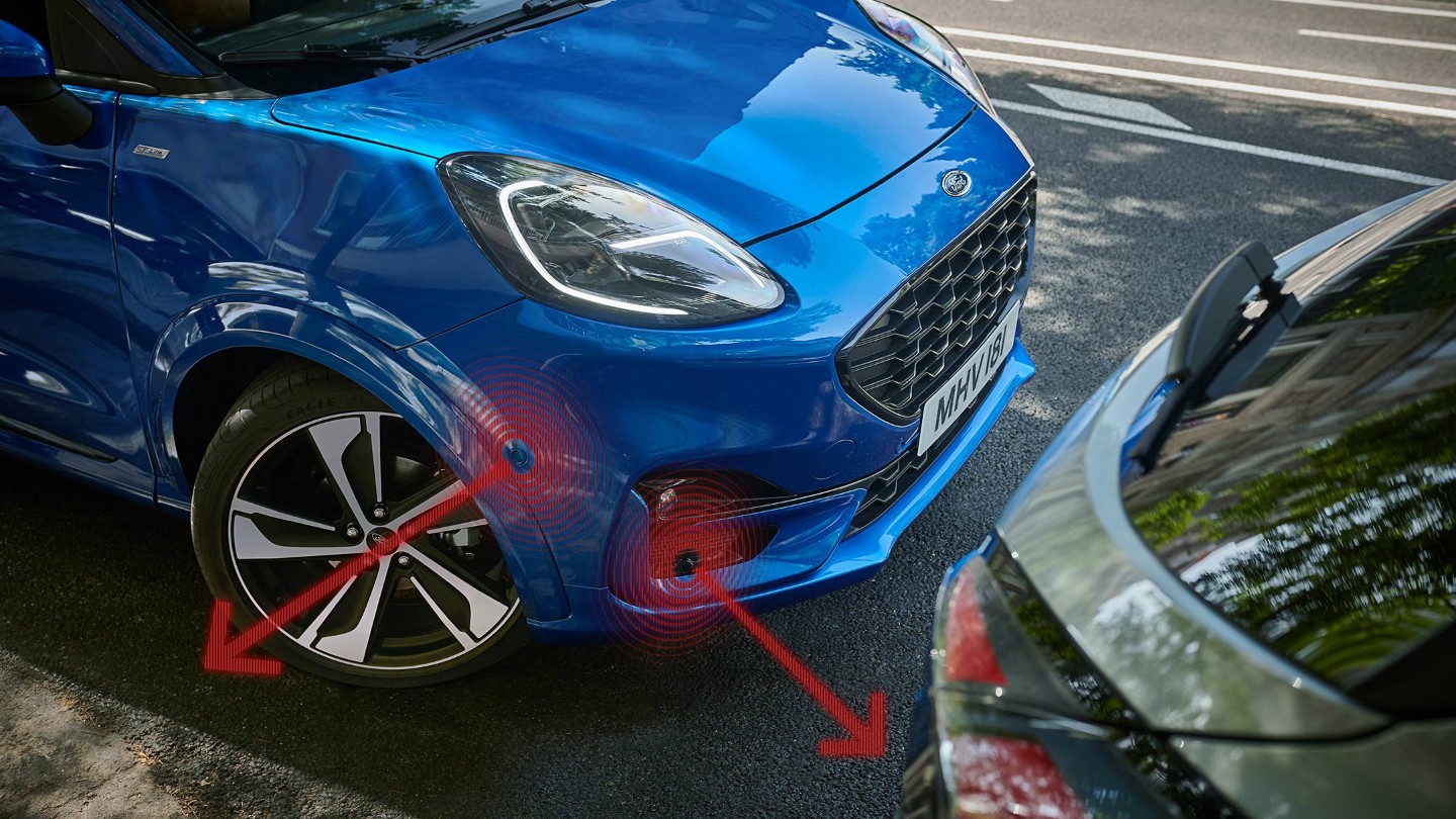 Ford Puma couleur bleue. Vue de trois quarts sur l’aile avant avec aide au stationnement visualisée