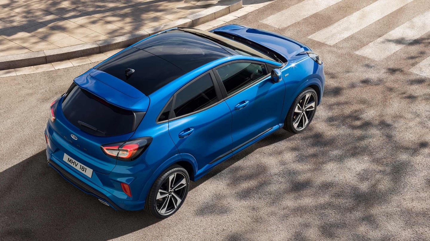 Ford Puma couleur bleue, vue arrière aux trois quarts, arrivant vers un passage piéton