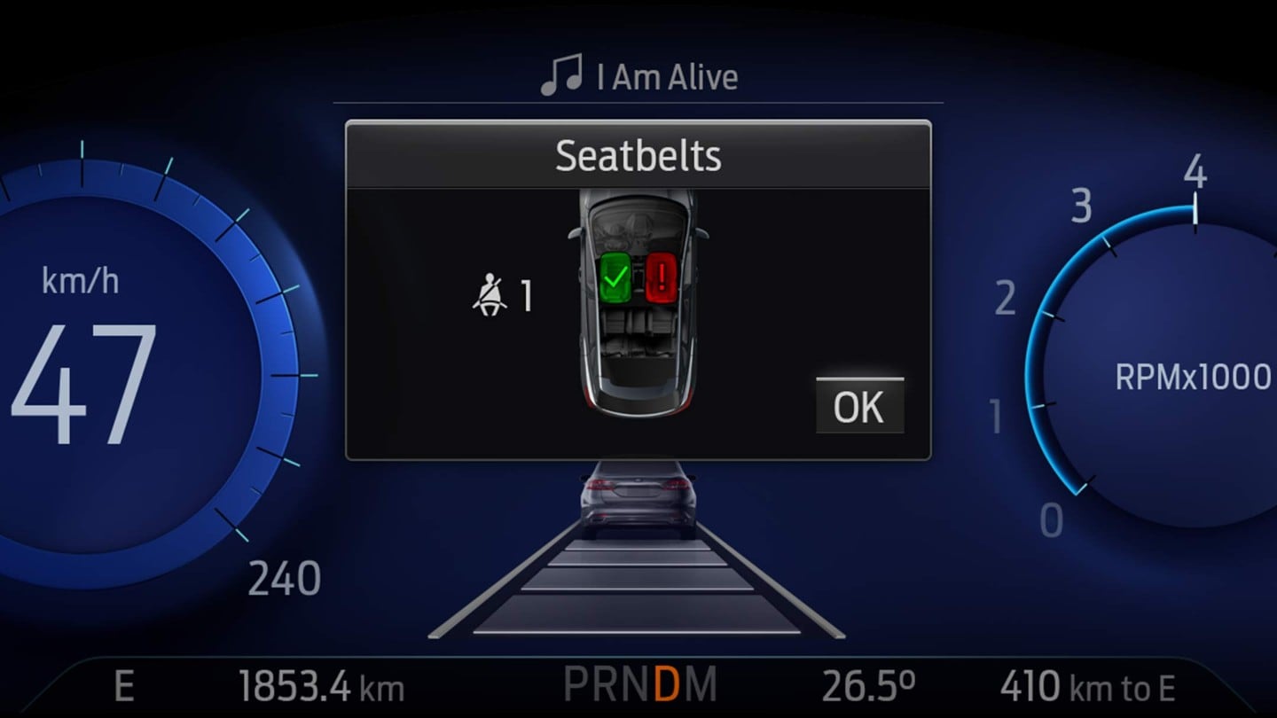 Ford Puma. Vue détaillée du tableau de bord numérique avec rappel de bouclage des ceintures activé