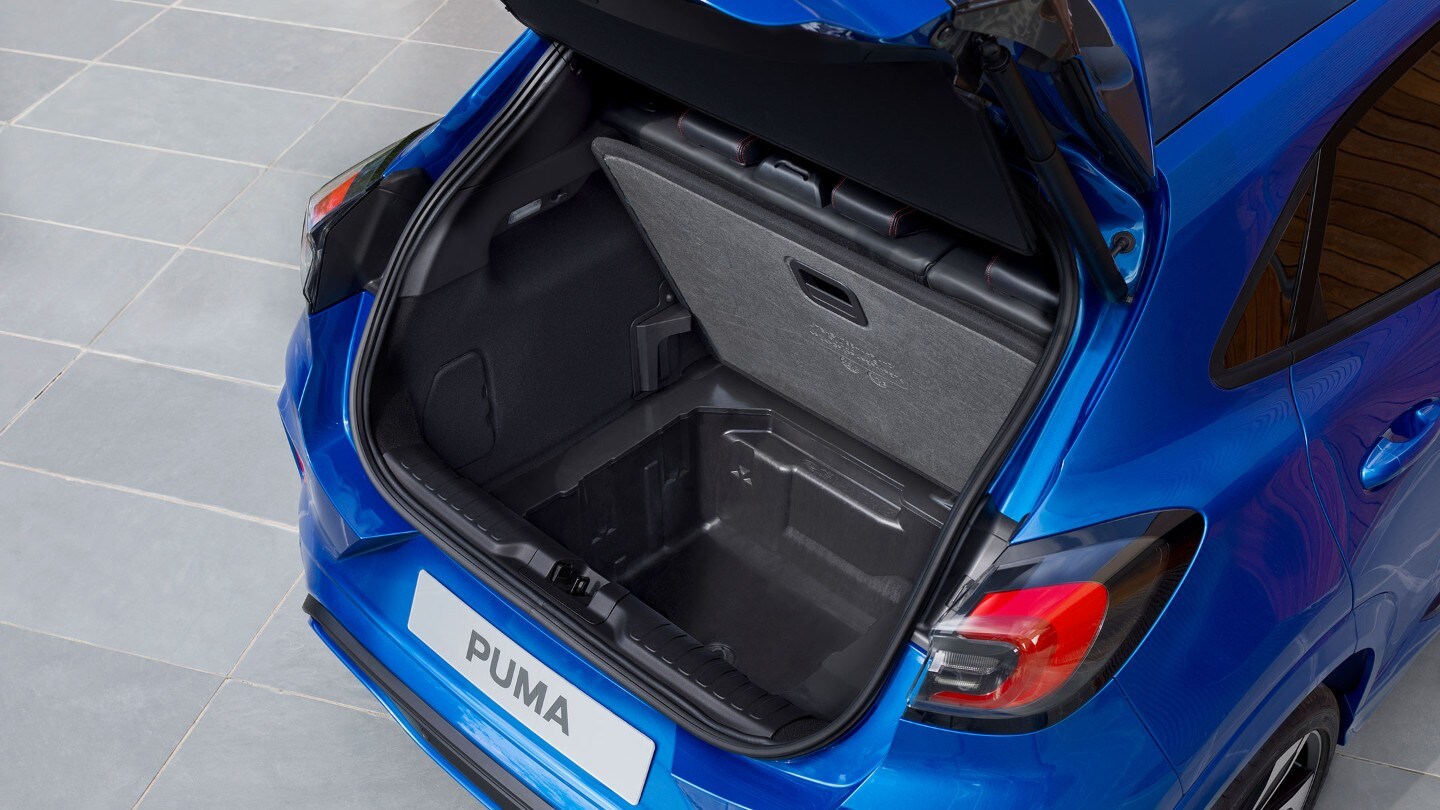 Ford Puma couleur bleue. Vue arrière sur le coffre ouvert et la Ford MegaBox