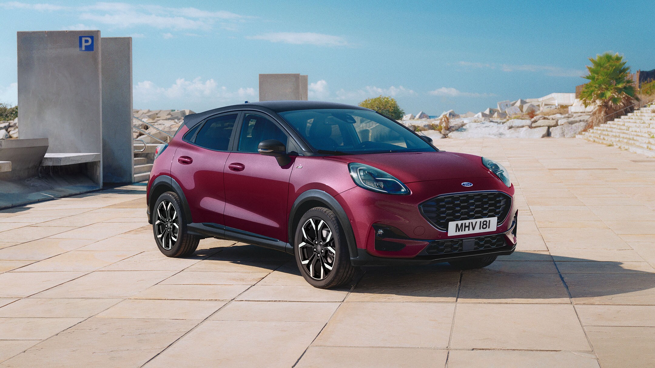Ford Puma Vivid Ruby Edition. Vue aux trois quarts, sur un parking.