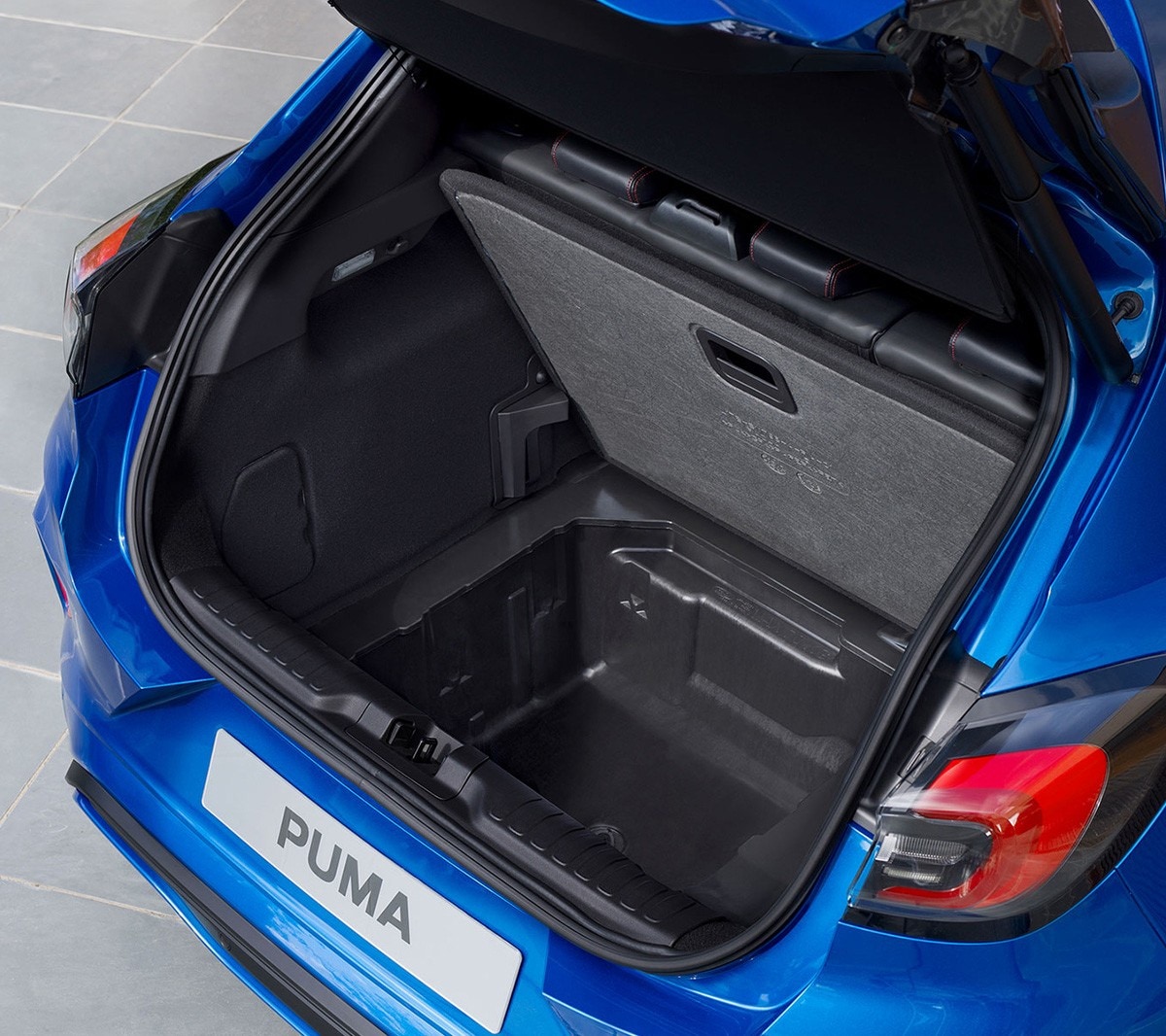 Ford Puma couleur bleue. Vue arrière sur le coffre ouvert et la Ford MegaBox