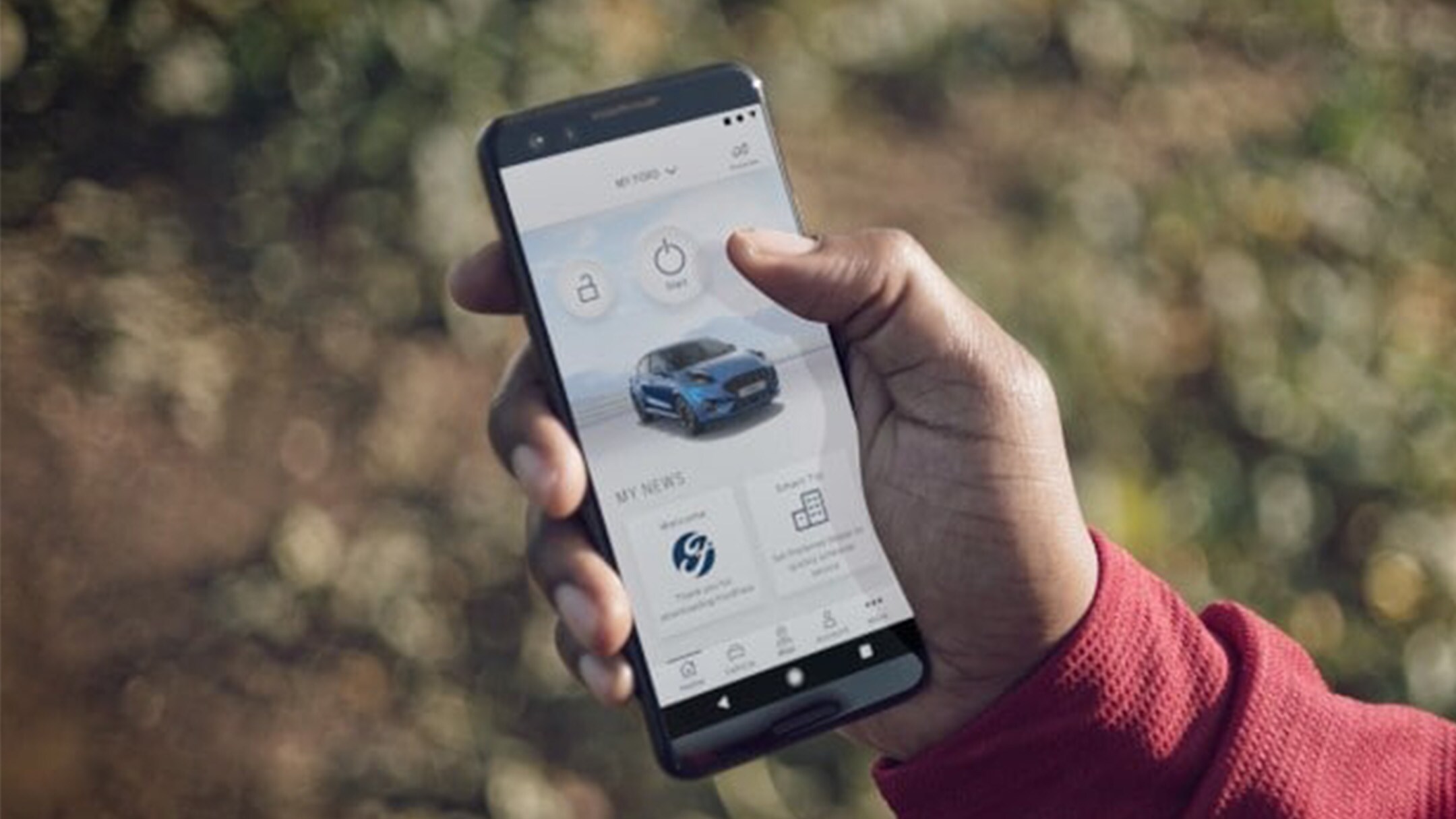 Femme consultant l’appli FordPass sur son smartphone.
