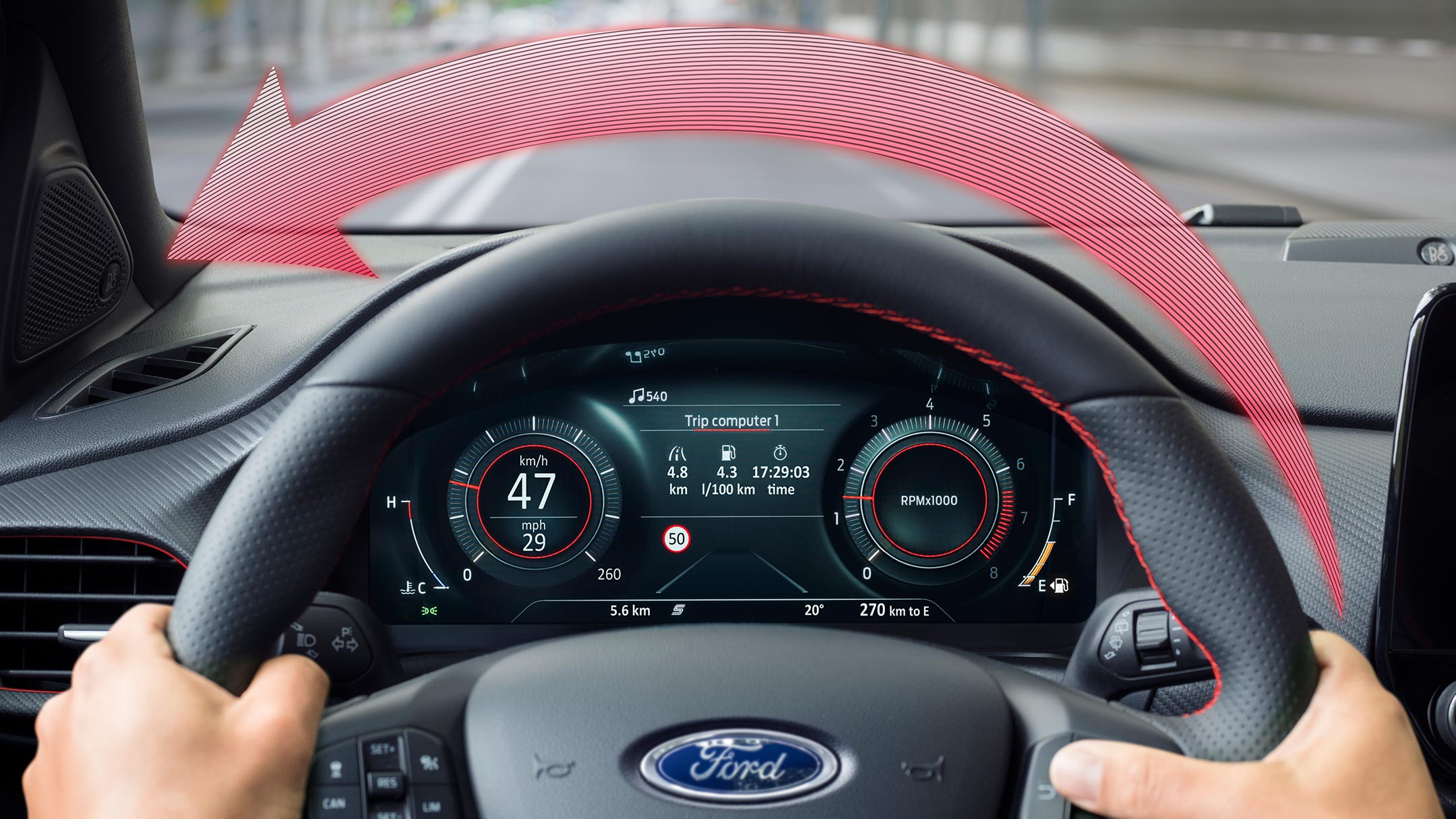 Le Ford Puma à l'intérieur, vue détaillée du volant avec une flèche rouge en direction de la gauche