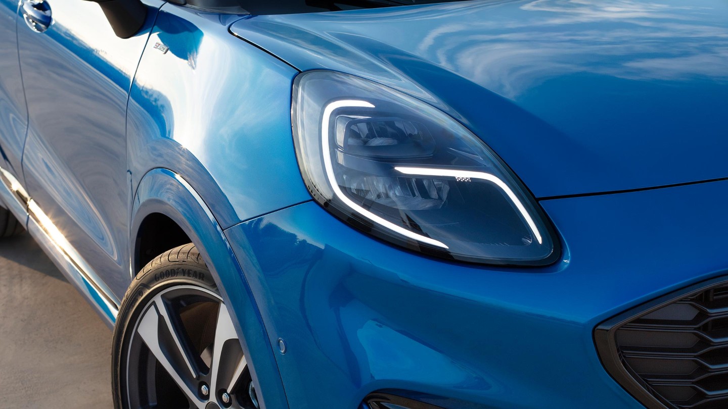 Ford Puma couleur bleue, vue détaillée sur le phare côté passager.
