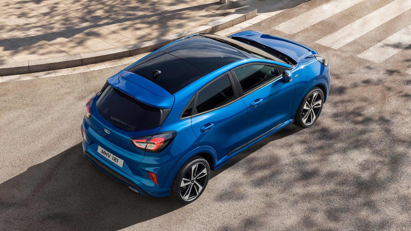 Ford Puma couleur bleue. Vue de trois quarts devant un passage pour piétons