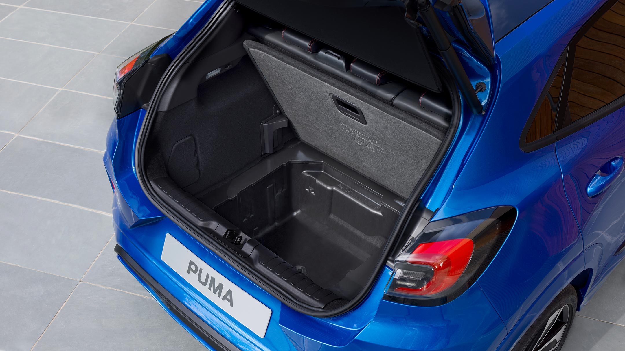 Le Ford Puma en bleu de derrière avec le hayon ouvert