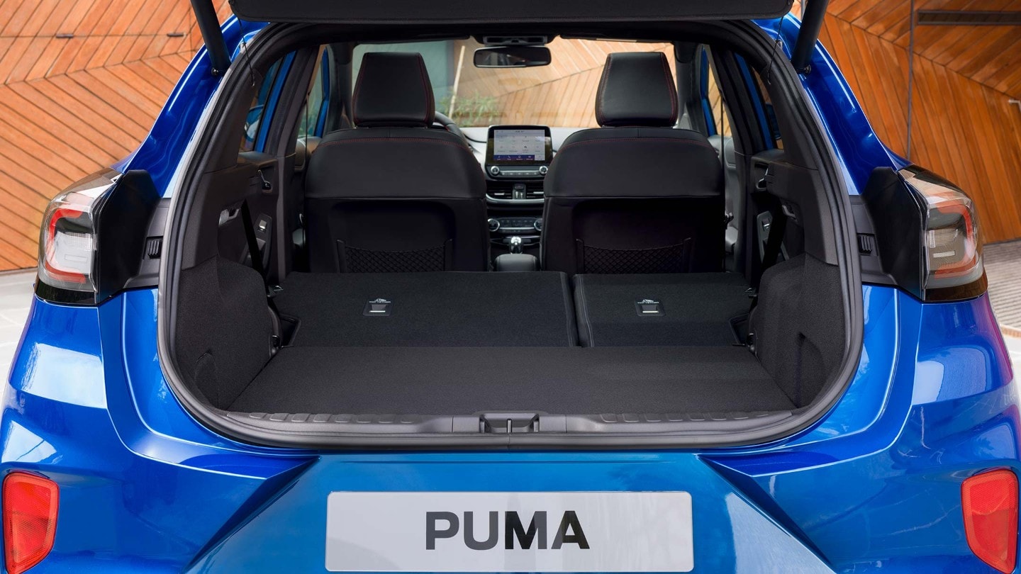 Ford Puma couleur bleue vu de l’arrière avec hayon ouvert et sièges arrière rabattus.