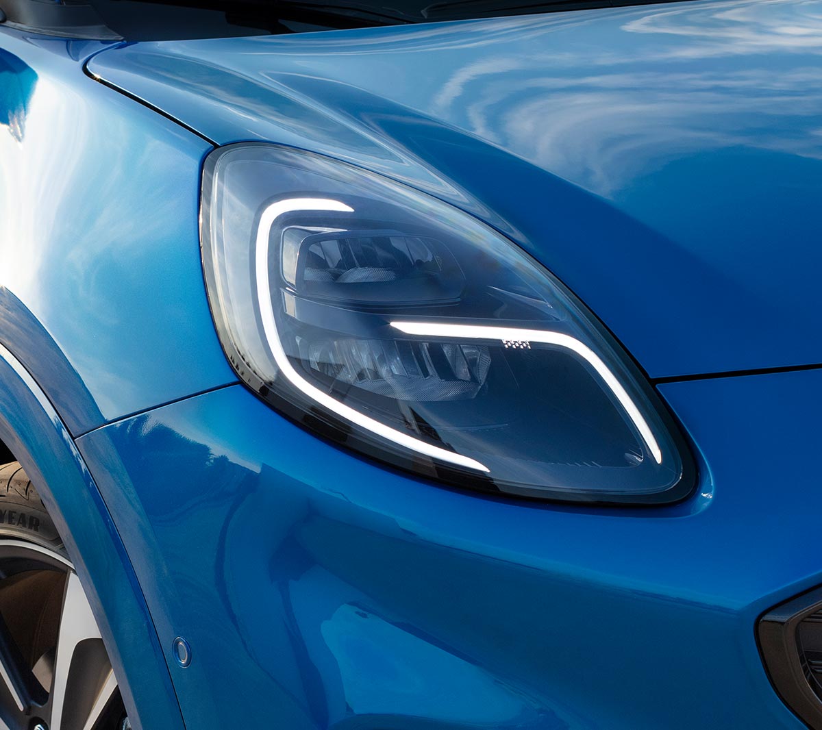 Ford Puma couleur bleue, vue détaillée des feux de jour.