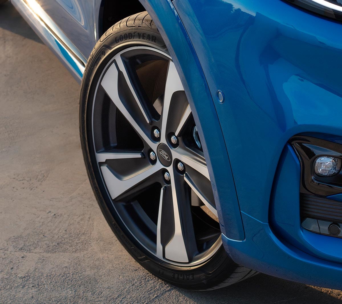 Ford Puma couleur bleue, vue détaillée de la roue.