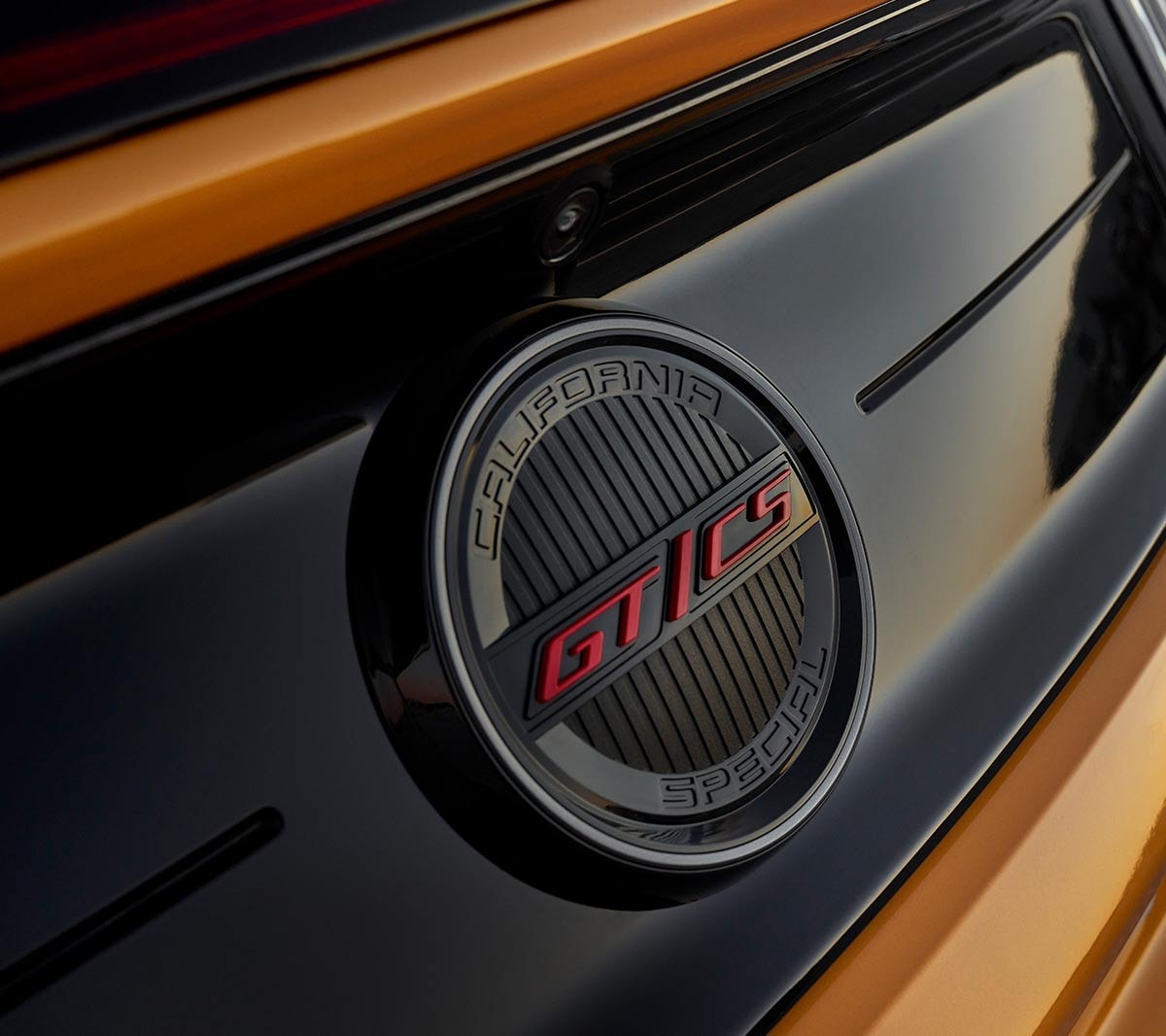 Ford Mustang California couleur orange. Vue détaillée de l’emblème GT.