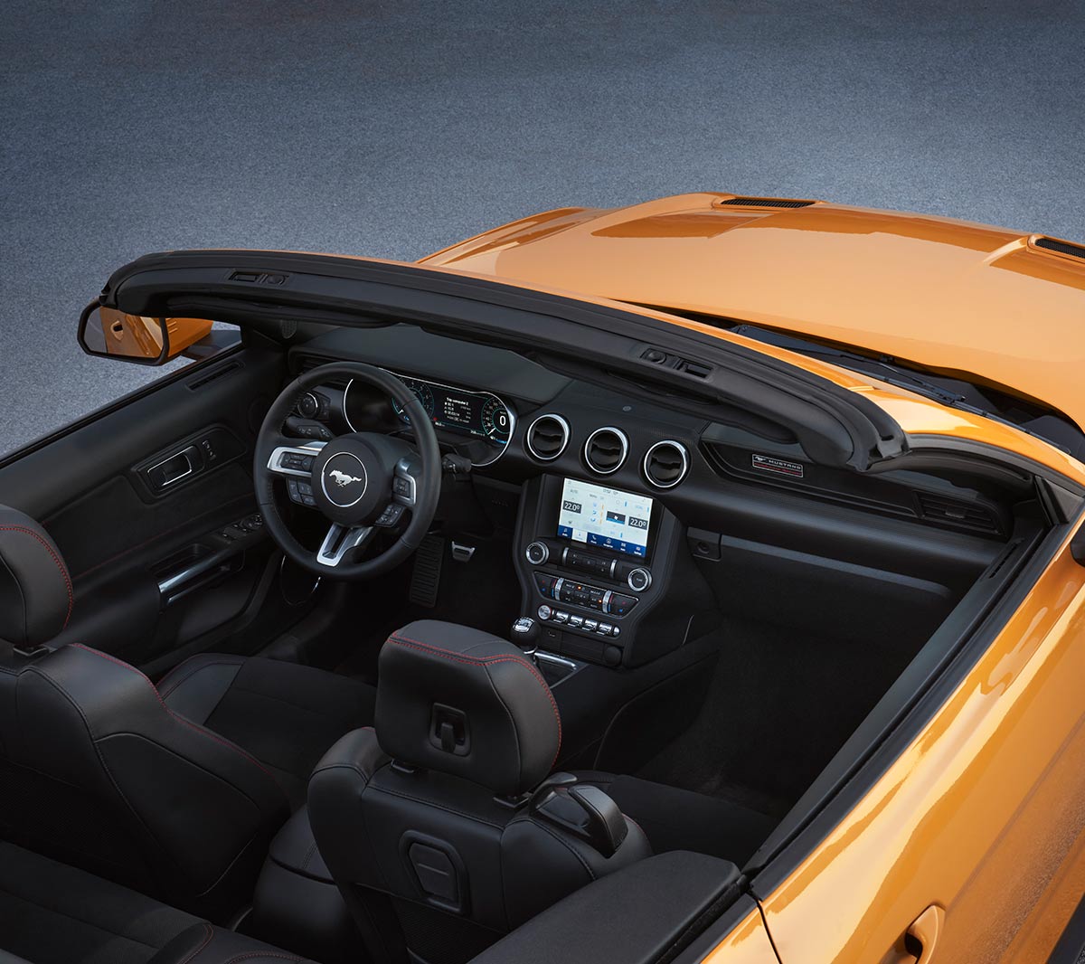 Ford Mustang California couleur orange. Vue arrière aux trois quarts d’en haut sur le poste de pilotage.