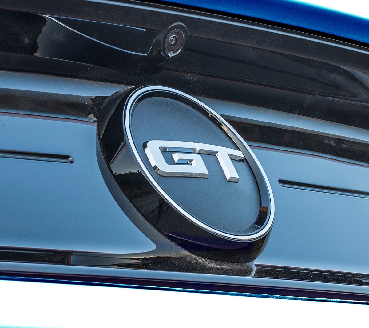 Ford Mustang GT. Vue détaillée du sigle GT