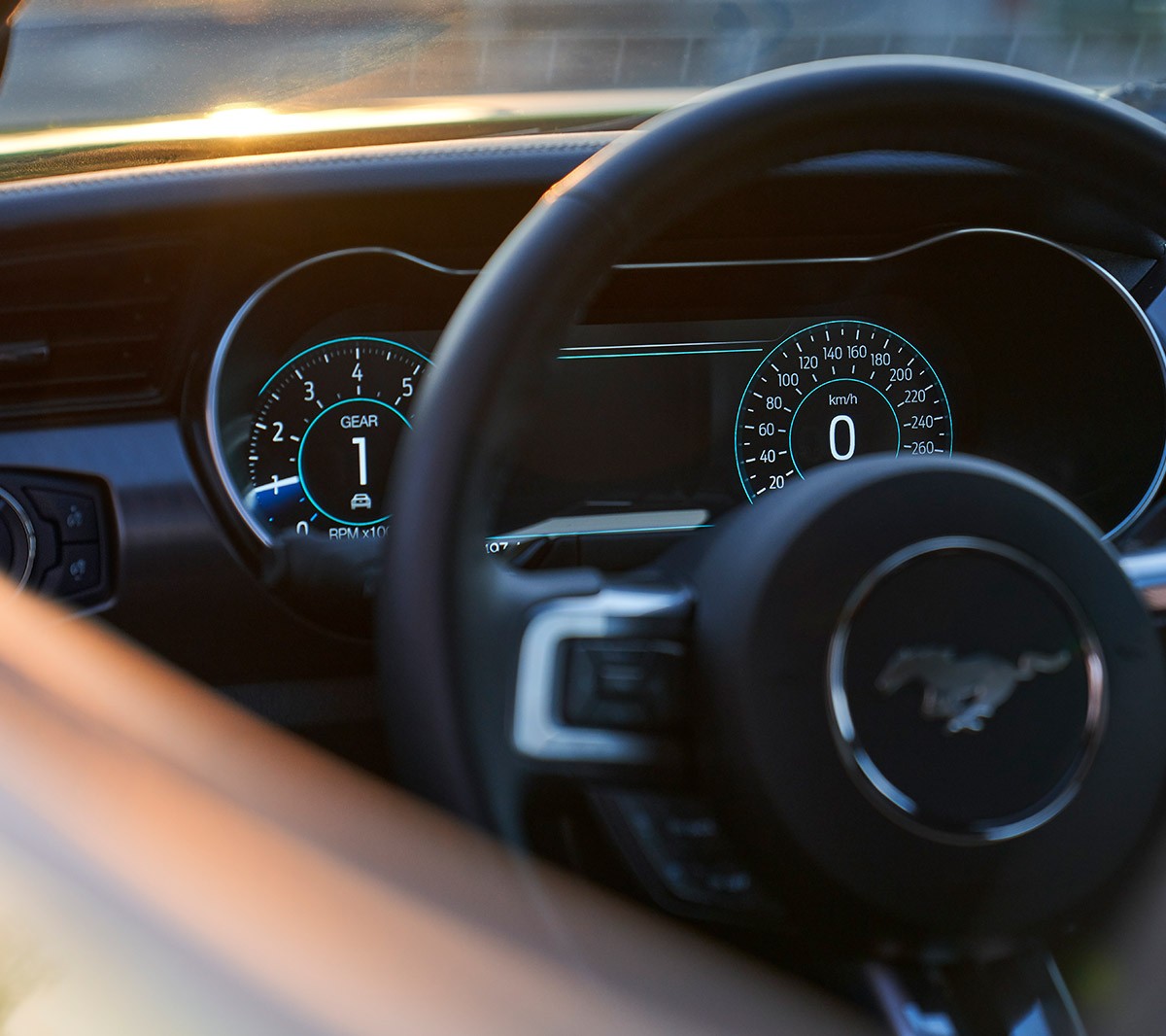Ford Mustang Mach 1. Vue détaillée du volant et du tableau de bord numérique