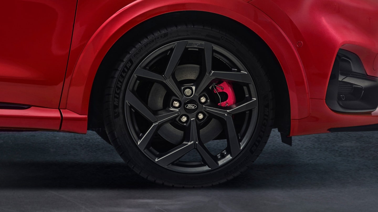 Ford Puma ST couleur rouge. Vue détaillée de la roue avant droite