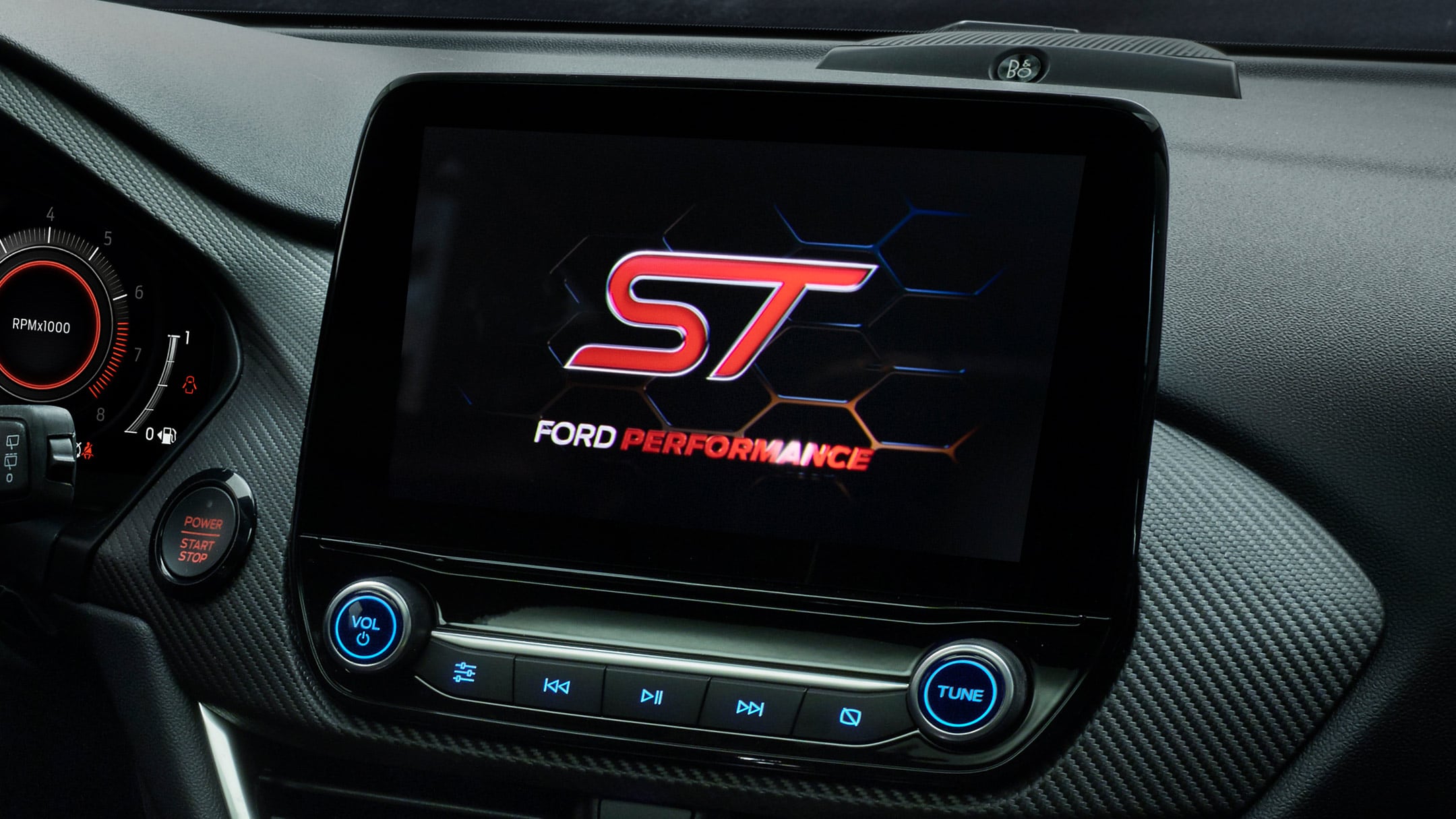 Ford Puma ST, vue intérieure sur l’écran tactile Ford SYNC 3 avec logo ST