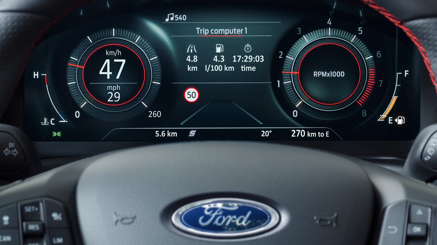 Ford Puma ST, vue intérieure sur le volant et le tableau de bord numérique avec reconnaissance des panneaux de signalisation