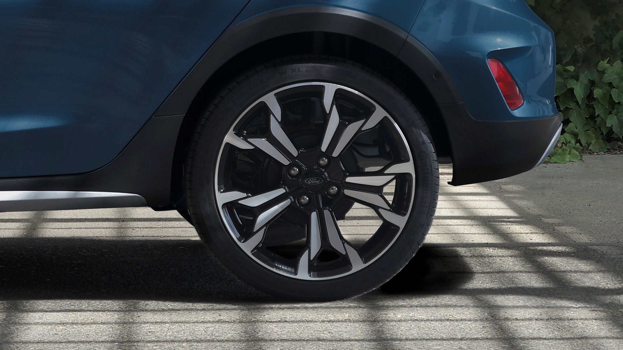 Ford Fiesta couleur bleue. Vue détaillée d’une roue arrière.