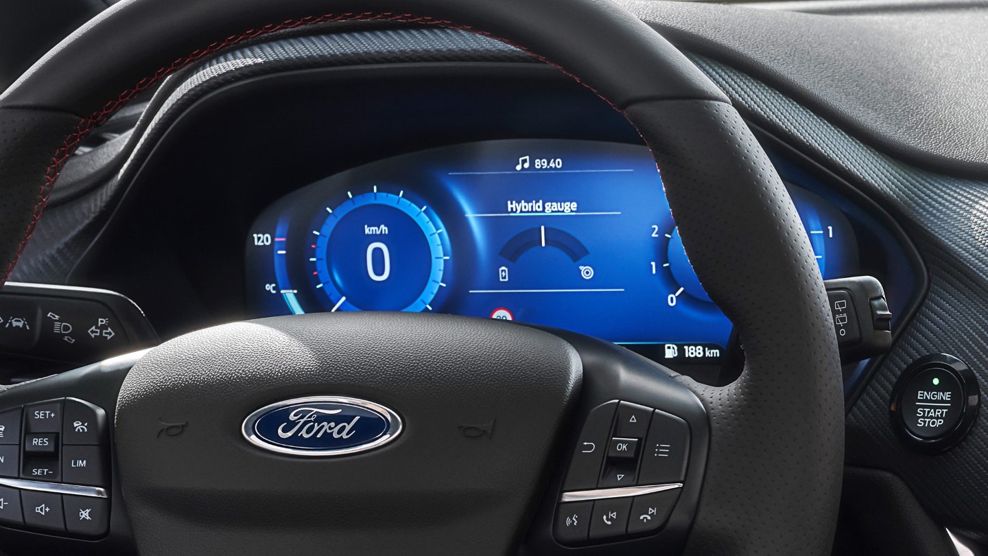Ford Fiesta. Vue détaillée du volant et du tableau de bord numérique.