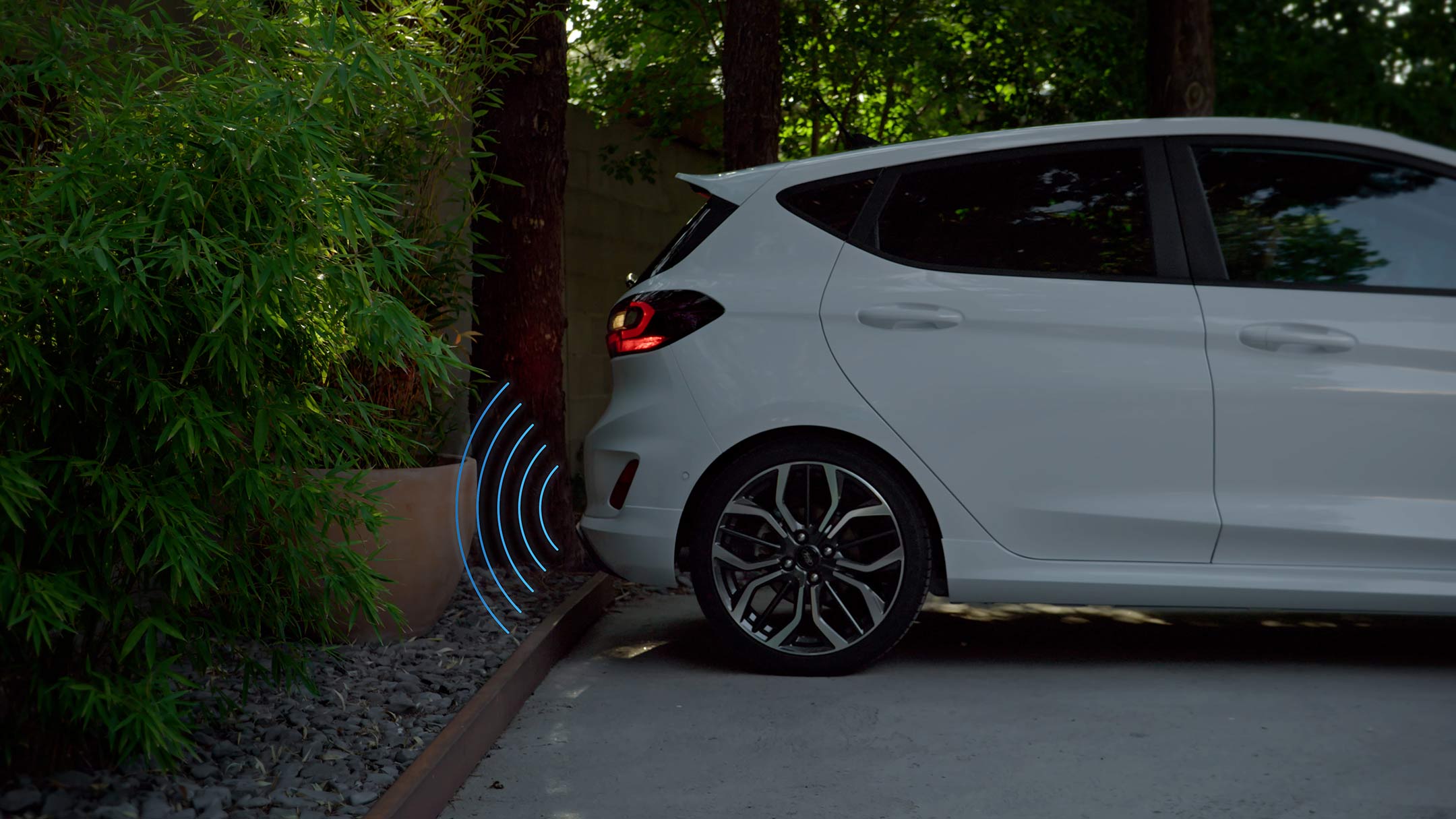 Ford Fiesta ST couleur blanche. Vue latérale lors d’une manœuvre de stationnement avec avertisseur de distance.