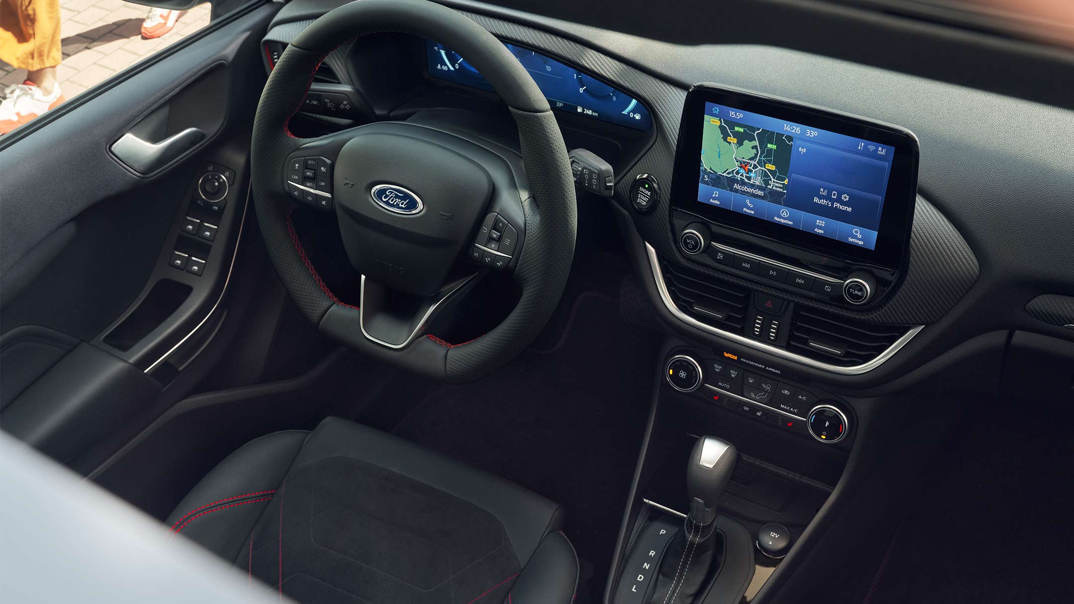 Ford Fiesta ST-Line. Vue intérieure du cockpit, volant et écran tactile Ford SYNC 3.