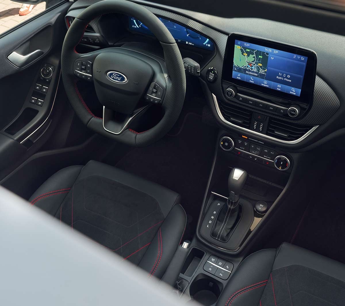 Ford Fiesta. Vue intérieure du cockpit, volant et écran tactile Ford Sync 3
